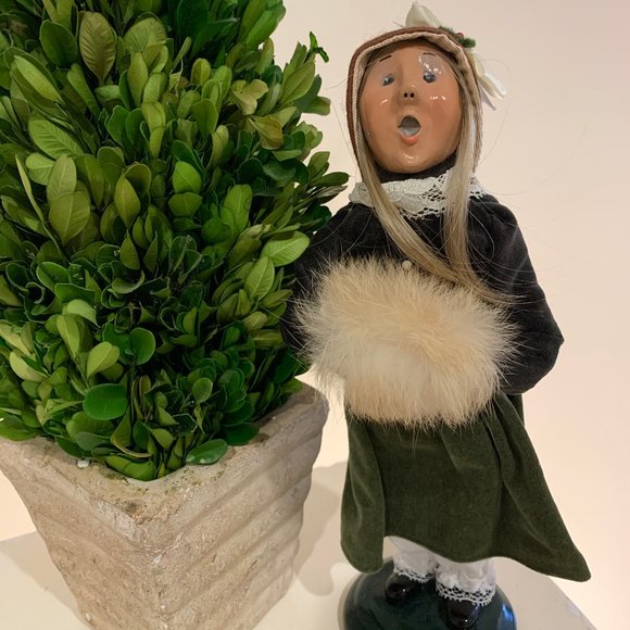 Byers Choice Christmas Caroler Collection, Campbell Family  Christmas Caroler -1996 Byers\' Choice  LTD-Female